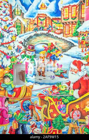 Weihnachten Adventskalender mit Santa und viele Kinder Stockfoto