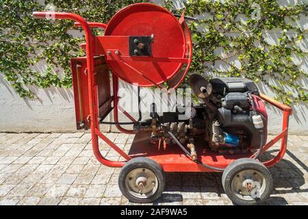 Mobile Hochdruck Strahlwasser aus einer Maschine für die Reinigung von Abflüssen und Abwasserleitungen gesperrt Stockfoto