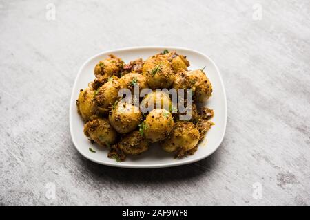 Jeera Aloo - Kartoffeln mit Kreuzkümmel Samen und Gewürze. Beliebte indische Hauptgericht Rezept. Serviert in einer Schüssel. Selektive Fokus Stockfoto