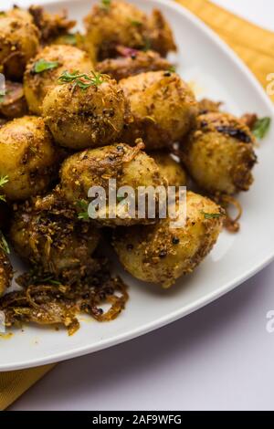 Jeera Aloo - Kartoffeln mit Kreuzkümmel Samen und Gewürze. Beliebte indische Hauptgericht Rezept. Serviert in einer Schüssel. Selektive Fokus Stockfoto