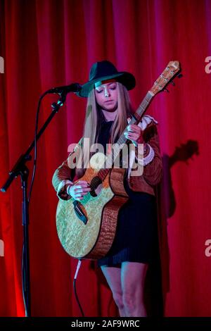 Singer Songwriter, Lucy Shaw, Skegness, England. Stockfoto