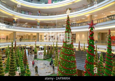 Kuala Lumpur, Malaysia 11. Dezember 2019 - Weihnachten Dekoration an einem utama Neuen Flügel Einkaufszentrum in Petaling Jaya, Malaysia. Stockfoto