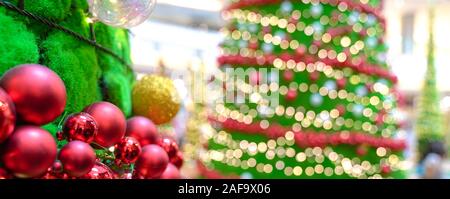 Weihnachtsdekoration mit bunten bokeh Lichter in der Form der Weihnachtsbaum im Hintergrund. Stockfoto