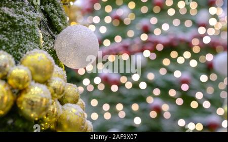 Weihnachtsdekoration, weiße und goldene Farbe Kugeln mit bunten Lichtern im Hintergrund bokeh Stockfoto