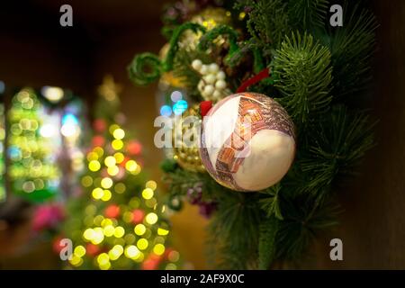 Weihnachten Kranz mit Weihnachtsbaum beleuchtet Bokeh im Hintergrund zu Hause. Weihnachten oder Urlaub. Stockfoto