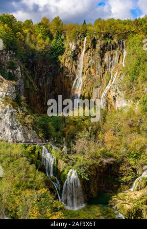 Grosser Wasserfall Sastavci und Wasserfälle im Nationalpark Plitvicer Seen (Plitvicka jezera), Kroatien Stockfoto