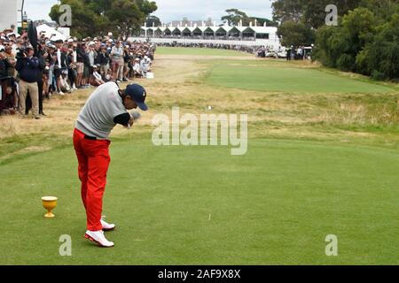 Victoria, Melbourne, Australila. 13 Dez, 2019. Rickie Fowler T-Stücken aus dem 16 Loch morgens während der dritten Runde des 2019 Präsidenten Cup am Royal Melbourne Golf Club. Credit: Debby Wong/ZUMA Draht/Alamy leben Nachrichten Stockfoto