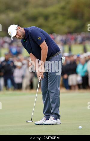 Victoria, Melbourne, Australila. 13 Dez, 2019. Marc Leishman Schläge der 18 grünen morgens während der dritten Runde des 2019 Präsidenten Cup am Royal Melbourne Golf Club. Credit: Debby Wong/ZUMA Draht/Alamy leben Nachrichten Stockfoto