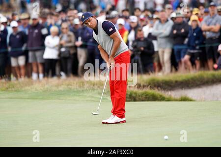 Victoria, Melbourne, Australila. 13 Dez, 2019. Rickie Fowler Schläge der 18 grünen morgens während der dritten Runde des 2019 Präsidenten Cup am Royal Melbourne Golf Club. Credit: Debby Wong/ZUMA Draht/Alamy leben Nachrichten Stockfoto