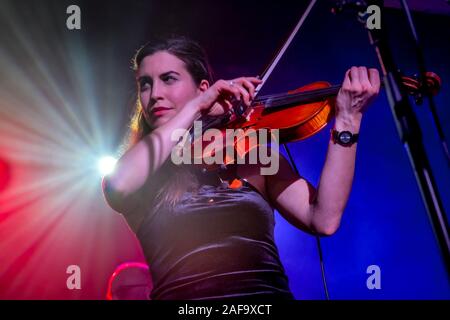 Jessse kann Smart, Geige, Steeleye Span, British Folk Gruppe im Konzert, Skegness, England. Stockfoto