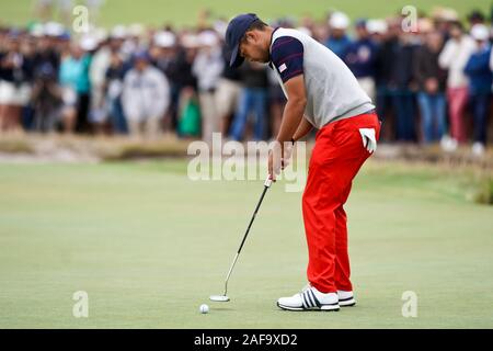 Victoria, Melbourne, Australila. 13 Dez, 2019. Xander Schauffele Schläge der 18 grünen morgens während der dritten Runde des 2019 Präsidenten Cup am Royal Melbourne Golf Club. Credit: Debby Wong/ZUMA Draht/Alamy leben Nachrichten Stockfoto