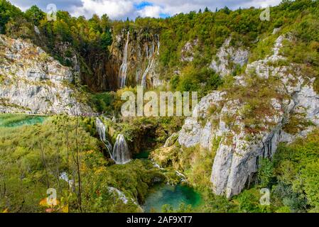 Grosser Wasserfall Sastavci und Wasserfälle im Nationalpark Plitvicer Seen (Plitvicka jezera), Kroatien Stockfoto