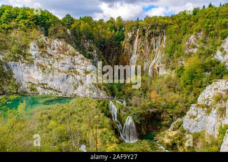 Grosser Wasserfall Sastavci und Wasserfälle im Nationalpark Plitvicer Seen (Plitvicka jezera), Kroatien Stockfoto