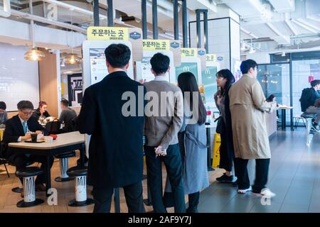 Seoul, Südkorea, Dezember 2019: Die Menschen essen Bestellen in McDonald Stockfoto