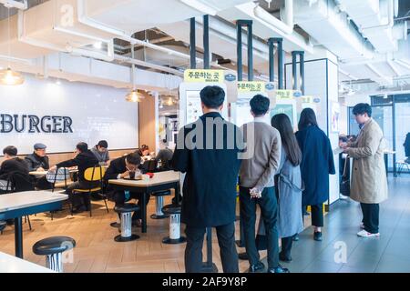 Seoul, Südkorea, Dezember 2019: Die Menschen essen Bestellen in McDonald Stockfoto