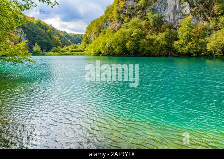 Nationalpark Plitvicer Seen (Plitvička Jezera) mit türkisfarbenen See, Kroatien Stockfoto