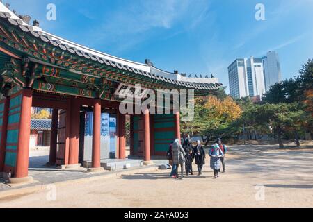 Seoul, Südkorea - 27. November 2019: Touristen Sightseeing in Deoksugung Palast. Stockfoto