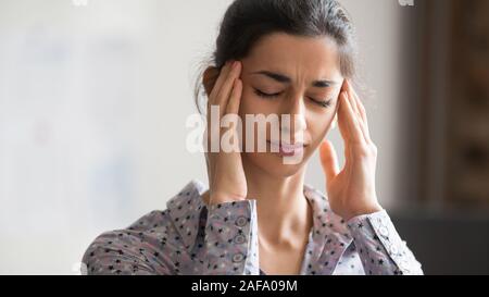 Closeup indischen Ethnizität weiblich Portrait Kontakt Tempel fühlt sich ungesund Stockfoto