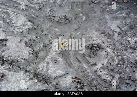 (191214) - Peking, Dez. 14, 2019 (Xinhua) - Retter Suche nach Opfern auf der Weißen Insel nach Vulkanausbruch in Neuseeland, Dez. 13, 2019. Das Recovery Team hat sechs Stellen von Weiß in Neuseeland Island Volcano Eruption trotz Risiken, vier Tagen abgeholt, nachdem sie ausgebrochen. (New Zealand Defence Force/Handout über Xinhua) Stockfoto