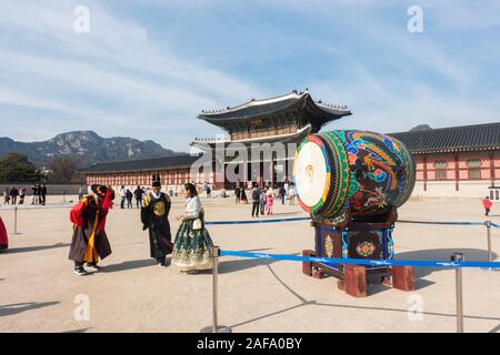 Seoul, Südkorea - 28. November 2019: Touristen, die traditionelle koreanische Hanbok Kleid und den Besuch der Gyeongbokgung Palast an einem sonnigen Wintertag Stockfoto