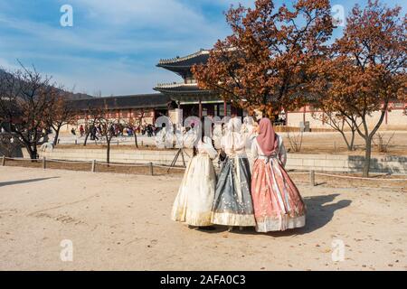 Seoul, Südkorea - 28. November 2019: Touristen, die traditionelle koreanische Hanbok Kleid und den Besuch der Gyeongbokgung Palast an einem sonnigen Wintertag Stockfoto