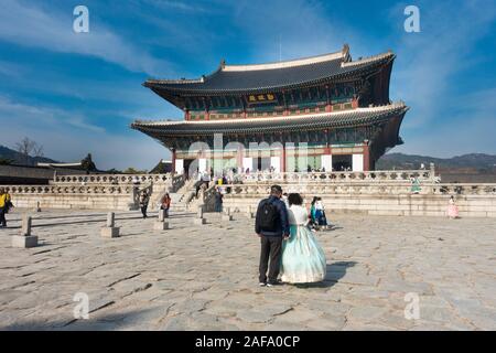 Seoul, Südkorea - 28. November 2019: Touristen, die traditionelle koreanische Hanbok Kleid und den Besuch der Gyeongbokgung Palast an einem sonnigen Wintertag Stockfoto