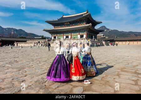 Seoul, Südkorea - 28. November 2019: Touristen, die traditionelle koreanische Hanbok Kleid und den Besuch der Gyeongbokgung Palast an einem sonnigen Wintertag Stockfoto