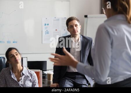 Diverse tausendjährigen Mitarbeiter hören Business Trainer am Seminar Stockfoto