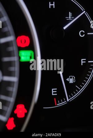 Niedrige Gas Tank Anmelden Close Up auf dem Armaturenbrett Stockfoto