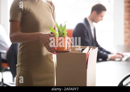 Closeup afrikanische Frauen Holding Box mit Material in erster Arbeitstag Stockfoto