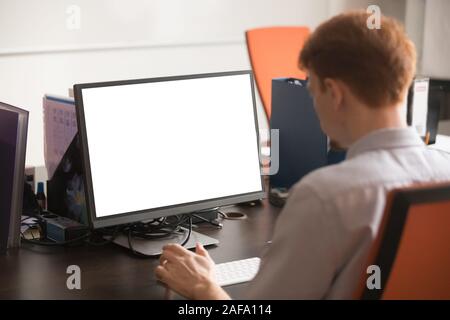 Rückansicht Mitarbeiter arbeiten am Computer am Arbeitsplatz sitzen Stockfoto