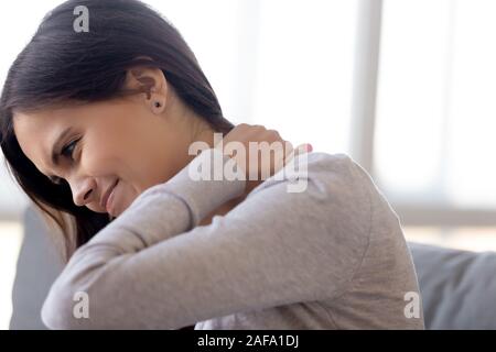 Müde junge Frau massage Nacken Schmerzen leiden. Stockfoto