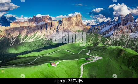 Luftaufnahme von grünen Hügeln und Passo Giau in Dolomiten Stockfoto