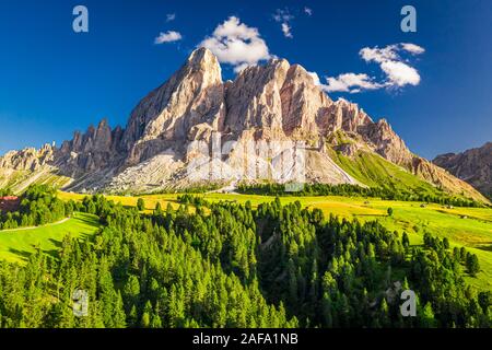 Luftaufnahme von Passo delle Erbe bei Sonnenuntergang, Dolomiten Stockfoto