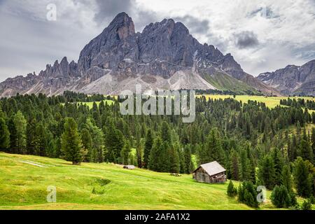 Luftaufnahme von Passo delle Erbe in den Dolomiten Stockfoto