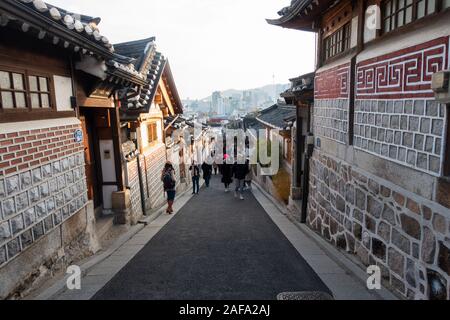 Seoul, Südkorea - 28. November 2019: Touristen Masse an Buckon Hanok Village, erhalten eine 600 Jahre alte Architektur zu zeigen. Stockfoto