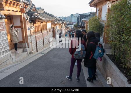 Seoul, Südkorea - 28. November 2019: Touristen Masse an Buckon Hanok Village, erhalten eine 600 Jahre alte Architektur zu zeigen. Stockfoto