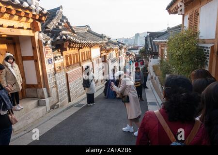 Seoul, Südkorea - 28. November 2019: Touristen Masse an Buckon Hanok Village, erhalten eine 600 Jahre alte Architektur zu zeigen. Stockfoto