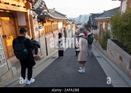 Seoul, Südkorea - 28. November 2019: Touristen Masse an Buckon Hanok Village, erhalten eine 600 Jahre alte Architektur zu zeigen. Stockfoto