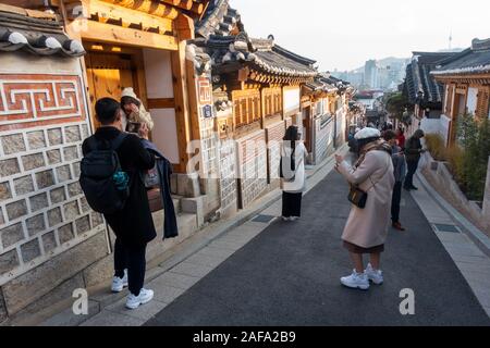 Seoul, Südkorea - 28. November 2019: Touristen Masse an Buckon Hanok Village, erhalten eine 600 Jahre alte Architektur zu zeigen. Stockfoto