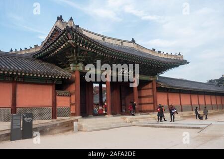 Seoul, Südkorea - 27. November 2019: Menschen, die in der changdeokgung Palace Stockfoto