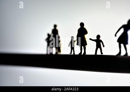 Minifigürchen, Mütter und Kinder, Konzept, Silhouette Stockfoto