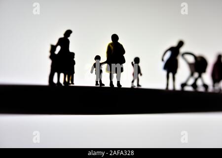 Minifigürchen, Mütter und Kinder, Konzept, Silhouette Stockfoto