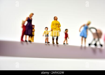 Minifigürchen, Mütter und Kinder, Konzept, weißer Hintergrund Stockfoto