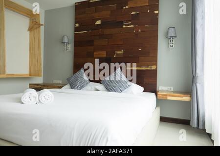 Modernes Schlafzimmer mit King Bett am Morgen Stockfoto