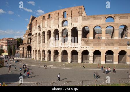 Die Außenwände des Kolosseum (oder Coliseum) in Rom, Italien. Einer der weltweit bekanntesten Wahrzeichen. Stockfoto