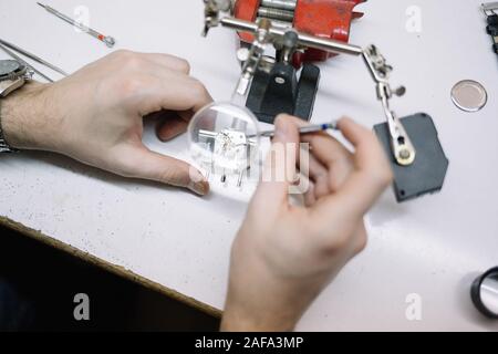 Nahaufnahme von Armbanduhr reparieren Stockfoto