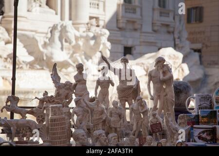 Kunststoff urlaub Souvenirs an Touristen am Trevi-Brunnen in Rom verkauft. Stockfoto