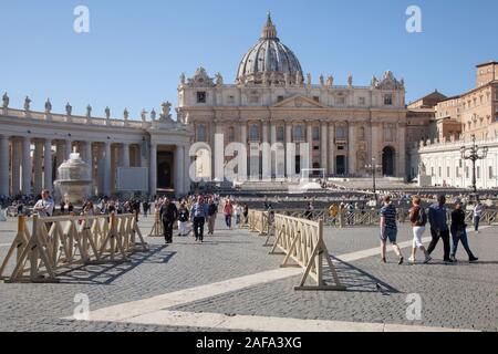 Die Fassade und die Kuppel des Petersdoms, den Petersplatz in Rom Stockfoto