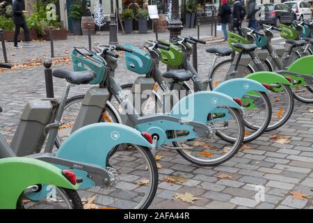 Ein Velib Bike Station in Paris. Die grüne pedal Fahrräder sind häufig durch Paris und Teil einer großen öffentlichen Fahrrad sharing System Stockfoto